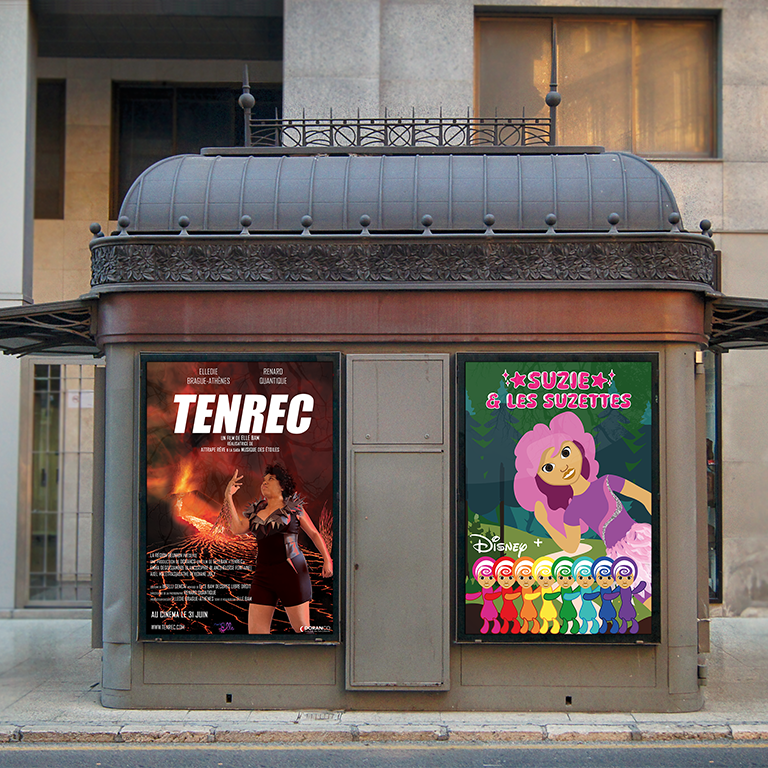 Kiosque sur le quel est affiché 2 films. Tenrec, avec une super héroïne épineuse dans un environnement volcanique. la seconde affiche Suzie et les Suzettes film d'animation Disney, d'une jeune fille et ses clones colorées.