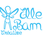 Logo ElleBam fée seul. Dessin sous fous forme de tracé d'une fée, dont la tête est de profil, des ailes confondu avec les bras, vêtu d'un body à ceinture et des jambes droites. Le dessin est de couleur bleue ciel. Écrit à coté d'elle Elle Bam créative.