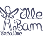 Logo ElleBam fée seul. Dessin sous fous forme de tracé d'une fée, dont la tête est de profil, des ailes confondu avec les bras, vêtu d'un body à ceinture et des jambes droites. Le dessin est de couleur grise. Écrit à coté d'elle Elle Bam créative.