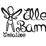 Logo ElleBam fée seul. Dessin sous fous forme de tracé d'une fée, dont la tête est de profil, des ailes confondu avec les bras, vêtu d'un body à ceinture et des jambes droites. Le dessin est de couleur noir. Écrit à coté d'elle Elle Bam créative.
