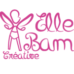 Logo ElleBam fée seul. Dessin sous fous forme de tracé d'une fée, dont la tête est de profil, des ailes confondu avec les bras, vêtu d'un body à ceinture et des jambes droites. Le dessin est de couleur rose. Écrit à coté d'elle Elle Bam créative.