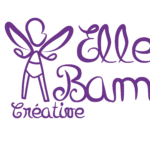 Logo ElleBam fée seul. Dessin sous fous forme de tracé d'une fée, dont la tête est de profil, des ailes confondu avec les bras, vêtu d'un body à ceinture et des jambes droites. Le dessin est de couleur viollette. Écrit à coté d'elle Elle Bam créative.