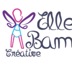 Logo ElleBam fée seul. Dessin sous fous forme de tracé d'une fée, dont la tête est de profil de couleur rose, des ailes confondu avec les bras de couleur violette, vêtu d'un body à ceinture bleue et des jambes rose. Écrit à coté d'elle Elle Bam créative.