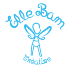 Logo ElleBam fée seul. Dessin sous fous forme de tracé d'une fée, dont la tête est de profil, des ailes confondu avec les bras, vêtu d'un body à ceinture et des jambes droites. Le dessin est de couleur bleue ciel. Écrit autour d'elle Elle Bam créative.