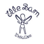 Logo ElleBam fée seul. Dessin sous fous forme de tracé d'une fée, dont la tête est de profil, des ailes confondu avec les bras, vêtu d'un body à ceinture et des jambes droites. Le dessin est de couleur grise. Écrit autour d'elle Elle Bam créative.