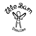 Logo ElleBam fée seul. Dessin sous fous forme de tracé d'une fée, dont la tête est de profil, des ailes confondu avec les bras, vêtu d'un body à ceinture et des jambes droites. Le dessin est de couleur noir. Écrit autour d'elle Elle Bam créative.