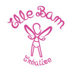 Logo ElleBam fée seul. Dessin sous fous forme de tracé d'une fée, dont la tête est de profil, des ailes confondu avec les bras, vêtu d'un body à ceinture et des jambes droites. Le dessin est de couleur rose. Écrit autour d'elle Elle Bam créative.
