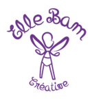 Logo ElleBam fée seul. Dessin sous fous forme de tracé d'une fée, dont la tête est de profil, des ailes confondu avec les bras, vêtu d'un body à ceinture et des jambes droites. Le dessin est de couleur viollette. Écrit autour d'elle Elle Bam créative.